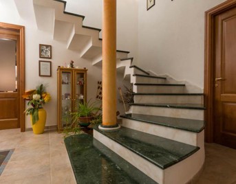 Лестница с отделкой из искусственного мрамора